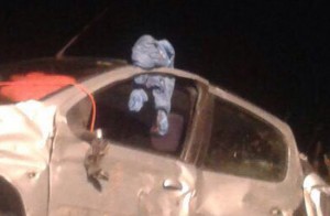 Montalto di Castro - Aurelia -  Sul tettino dell'auto la tuta di uno dei bambini che erano a bordo volata dopo l'incidente