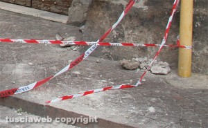 Viterbo - Piazza Fontana grande - Intervento dei vigili del fuoco - I calcinacci caduti