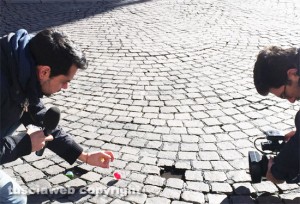 Viterbo - Strade colabrodo - Il giornalista Rai, Domenico Marocchi, gioca a palline a piazza del Comune 