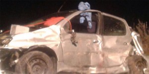 Montalto di Castro - Aurelia - Sul tettino dell'auto la tuta di uno dei bambini che erano a bordo volata dopo l'incidente