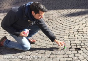 Viterbo - Strade colabrodo - Il giornalista Rai, Domenico Marocchi, gioca a palline a piazza del Comune 