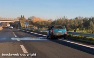 Vetralla - Auto in fiamme sulla superstrada