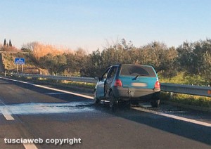 Vetralla - Auto in fiamme sulla superstrada