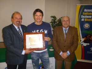 Viterbo - La consegna della targa a DamatoViterbo - La consegna della targa a Damato