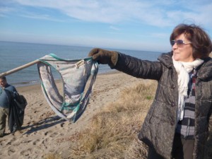 Tarquinia - Costume da bagno ritrovato sulla spiaggia delle Saline