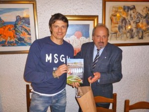 Damato riceve il libro con la storia della sezione Aia di Viterbo