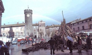 Montaggio del Sacro Fuoco questa mattina a Bagnaia