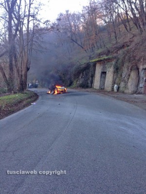 Vignanello - Auto in fiamme 