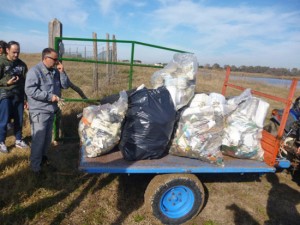 Tarquinia - Il Cfs porta via dalla spiaggia i sacchi di immondizia