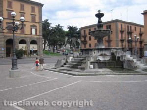 Viterbo - I lampioni di piazza della Rocca