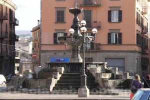 Viterbo - I lampioni di piazza della Rocca prima del 5 gennaio