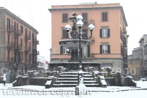Viterbo - I lampioni di piazza della Rocca