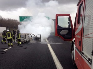 Auto in fiamme sull'autostrada