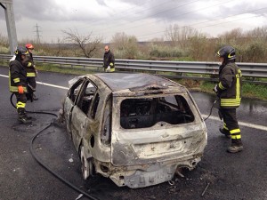 Auto in fiamme sull'autostrada