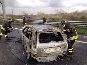 Auto in fiamme sull'autostrada