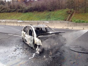 Auto in fiamme sull'autostrada