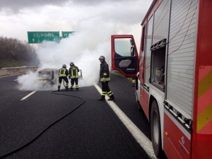 Auto in fiamme sull'autostrada