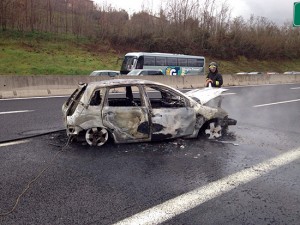 Auto in fiamme sull'autostrada