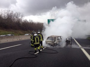 Auto in fiamme sull'autostrada