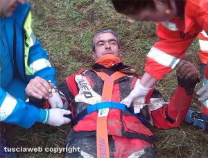 Vetralla - I soccorsi ad Antonio Vestri dopo l'incidente con la moto da cross