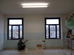 Ronciglione - Scuola media Virgili - Mamme e papà ritinteggiano le aule