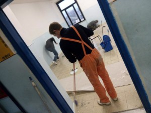 Ronciglione - Scuola media Virgili - Mamme e papà ritinteggiano le aule