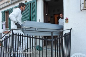Grosseto - La rimozione della salma dalla casa di via Rossini (foto dal Tirreno) 