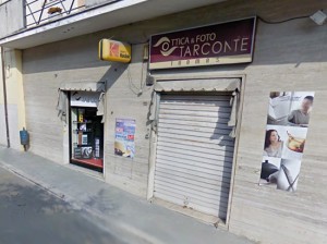 Tarquinia - Il negozio di Tommaso Galletta, dove il fotografo si è impiccato