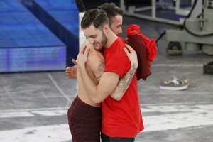 Spettacolo - L'abbraccio tra Patrizio Ratto e Andreas, durante la puntata di Amici