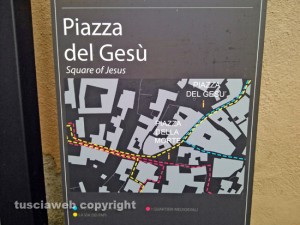 La cartina in via San Lorenzo che indica piazza del Gesù
