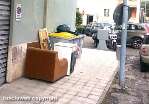 Viterbo - Rifiuti in via Oslavia