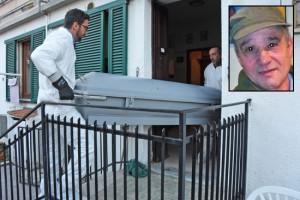 Grosseto - La rimozione della salma da via Rossini - Nel riquadro in alto a destra Bruno Bellucci (Foto Tirreno)