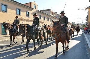 Sant'Antonio, la cavalcata dei fantini e dei butteri a Montalto di Castro