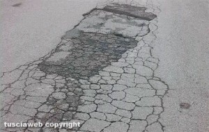 Viterbo - Quartiere Villanova - Strade sporche e impraticabili