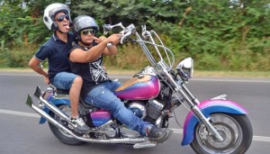 Valentino Galantuomo in moto con un amico
