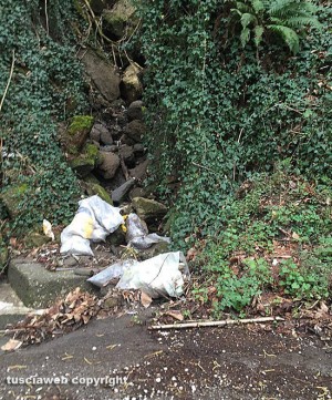 Ronciglione - Discarica a cielo aperto in via delle Cartiere