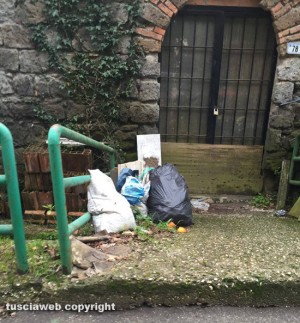 Ronciglione - Discarica a cielo aperto in via delle Cartiere