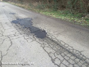 Vejano - Buche sulla Sp Vejanese