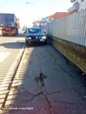 Parcheggio selvaggio a Tuscania