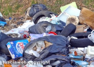 Viterbo - Discarica a cielo aperto in località Acquabianca