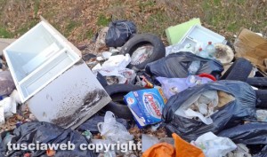 Viterbo - Discarica a cielo aperto in località Acquabianca