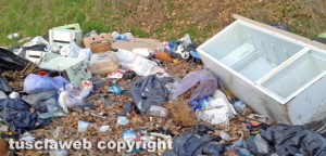 Viterbo - Discarica a cielo aperto in località Acquabianca