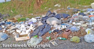 Viterbo - Discarica a cielo aperto in località Acquabianca