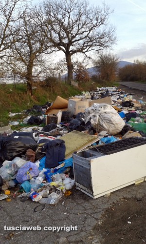 Viterbo - Discarica a cielo aperto in località Acquabianca