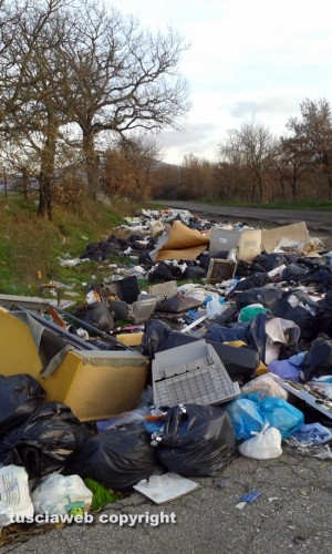 Viterbo - Discarica a cielo aperto in località Acquabianca
