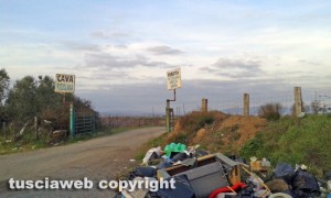 Viterbo - Discarica a cielo aperto in località Acquabianca