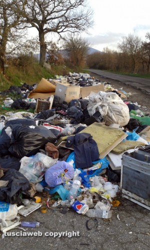 Viterbo - Discarica a cielo aperto in località Acquabianca