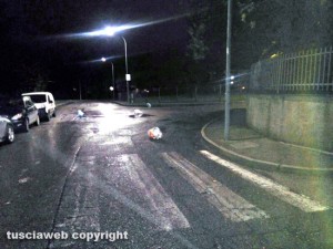 Viterbo - Ellera - Rifiuti di plastica in strada