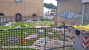 Viterbo - Piazza del sacrario - Rifiuti di ogni genere