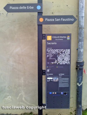 Viterbo - Cartellonistica confusionaria a piazza delle Erbe